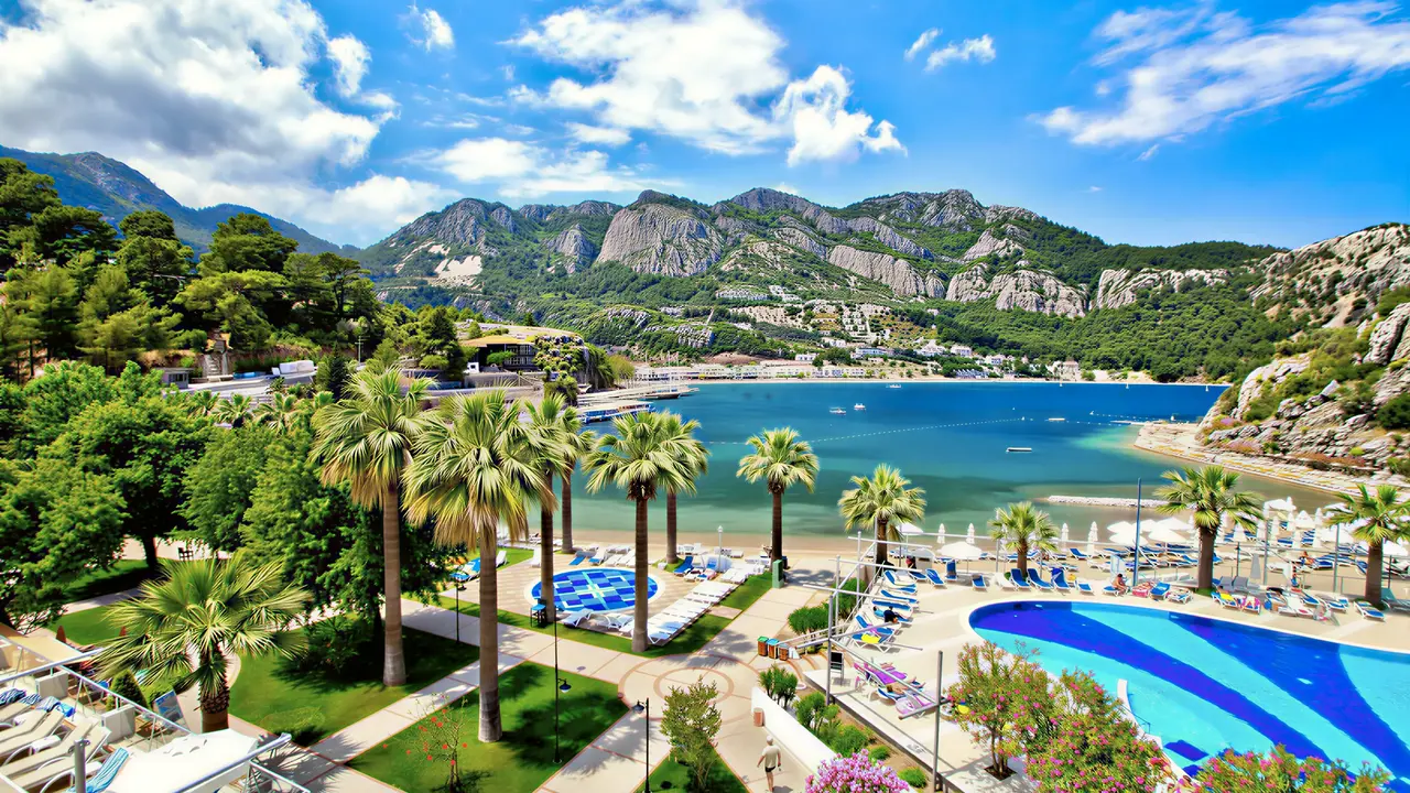 Widok na kompleks Turunc Resort z basenami i plażą
