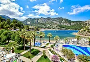 Widok na kompleks Turunc Resort z basenami i plażą