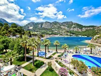 Widok na kompleks Turunc Resort z basenami i plażą
