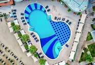 Widok z góry na basen w Turunc Resort