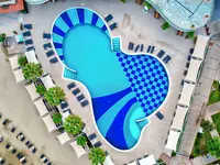 Widok z góry na basen w Turunc Resort