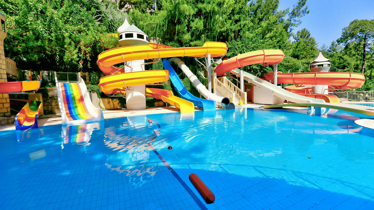Zjeżdżalnie wodne w basenie Turunc Resort