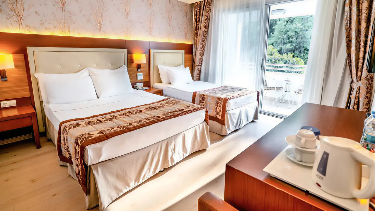 Wnętrze pokoju z łóżkami w Turunc Resort