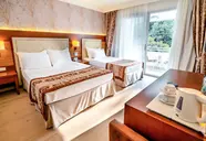 Wnętrze pokoju z łóżkami w Turunc Resort