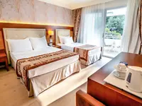Wnętrze pokoju z łóżkami w Turunc Resort