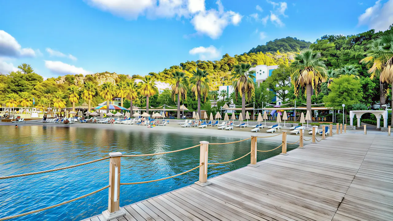Drewniany pomost i plaża w Turunc Resort