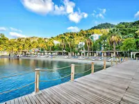 Drewniany pomost i plaża w Turunc Resort