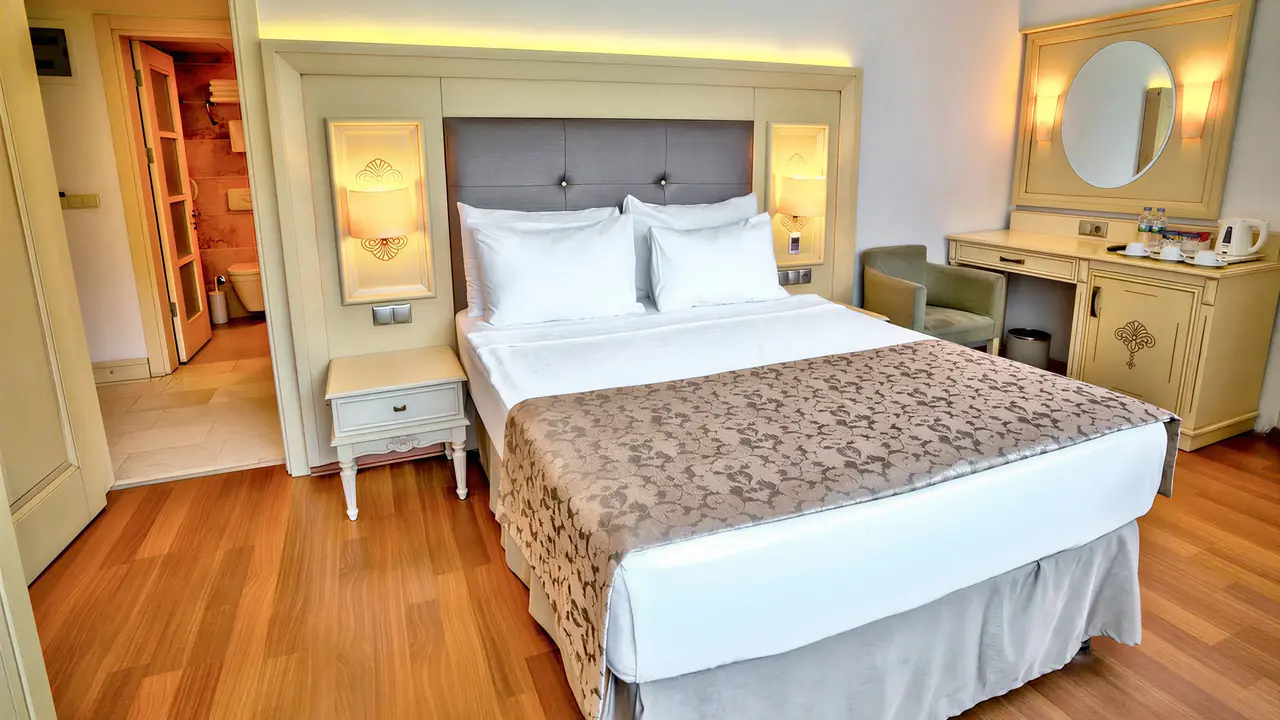 Pokój z łóżkiem w hotelu Turunc Resort