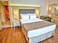 Pokój z łóżkiem w hotelu Turunc Resort