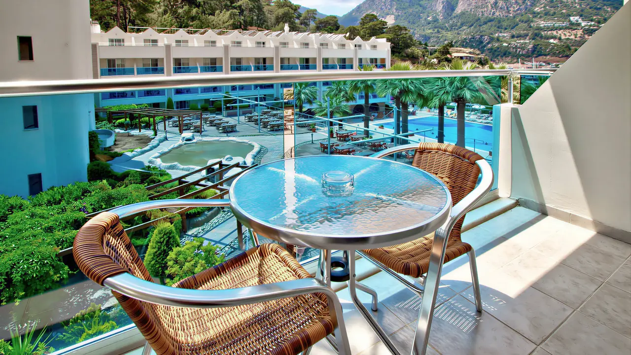Balkon z widokiem na basen w Turunc Resort