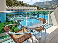 Balkon z widokiem na basen w Turunc Resort