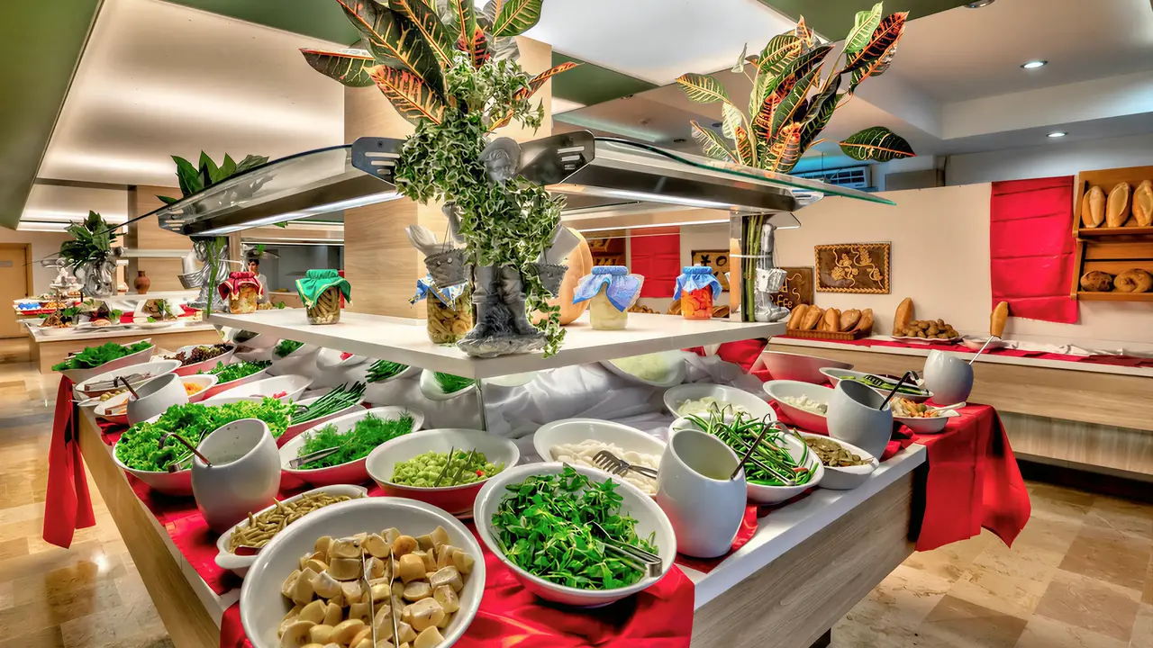 Bufet z jedzeniem w hotelu Turunc Resort