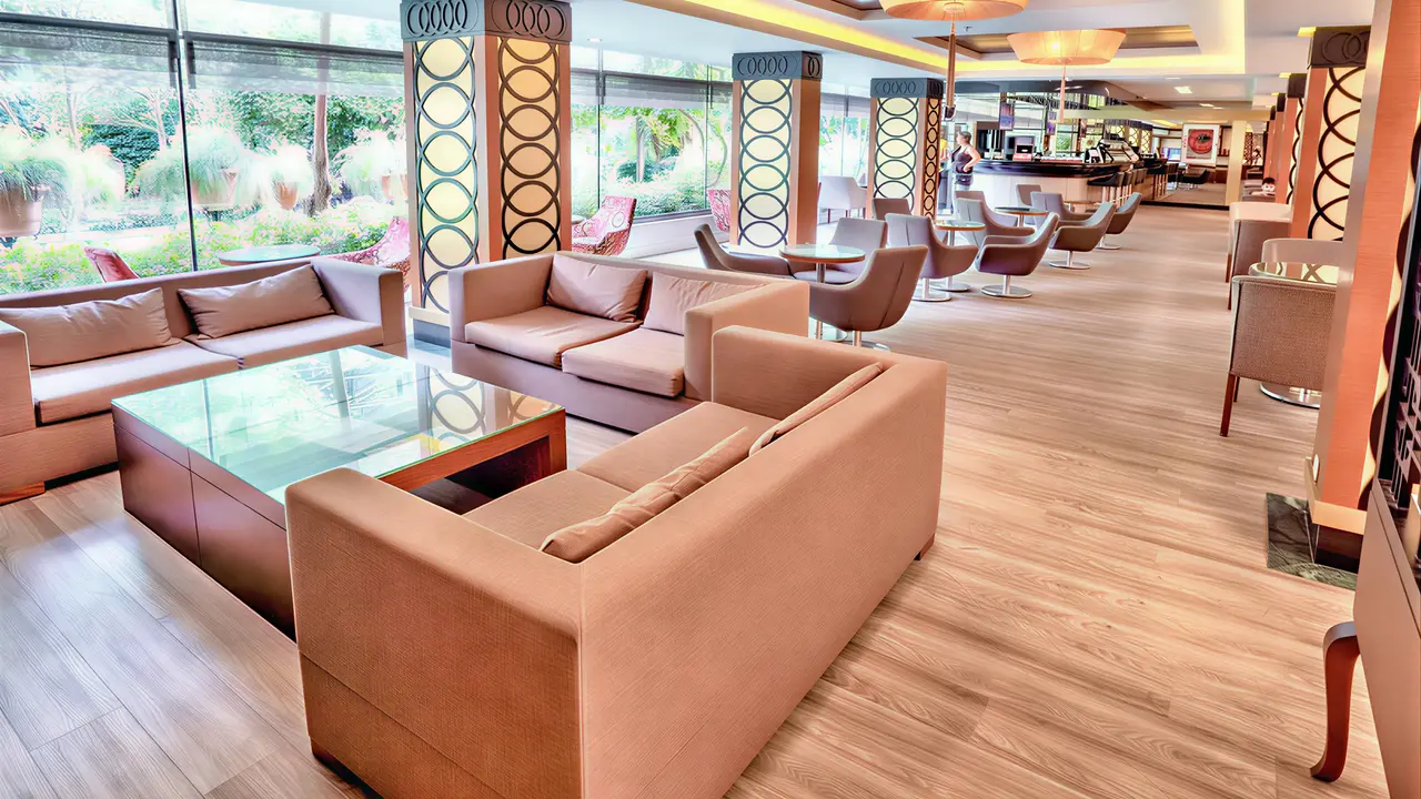 Wnętrze eleganckiego lobby w Turunc Resort