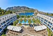 Widok na kompleks Turunc Resort z basenem i zatoką