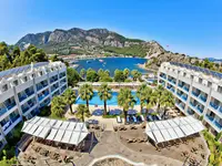 Widok na kompleks Turunc Resort z basenem i zatoką