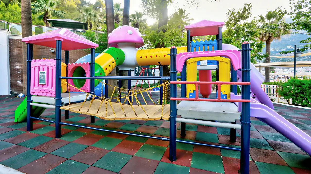 Kolorowy plac zabaw dla dzieci w Turunc Resort