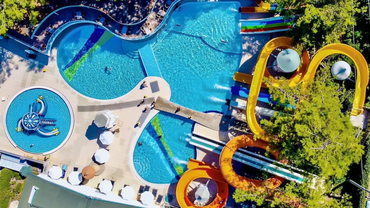 Zjeżdżalnie wodne i baseny w Turunc Resort