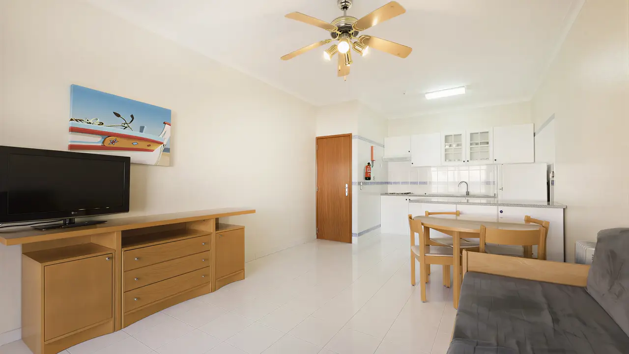 Wnętrze pokoju z aneksem kuchennym w Ukino Terrace Algarve
