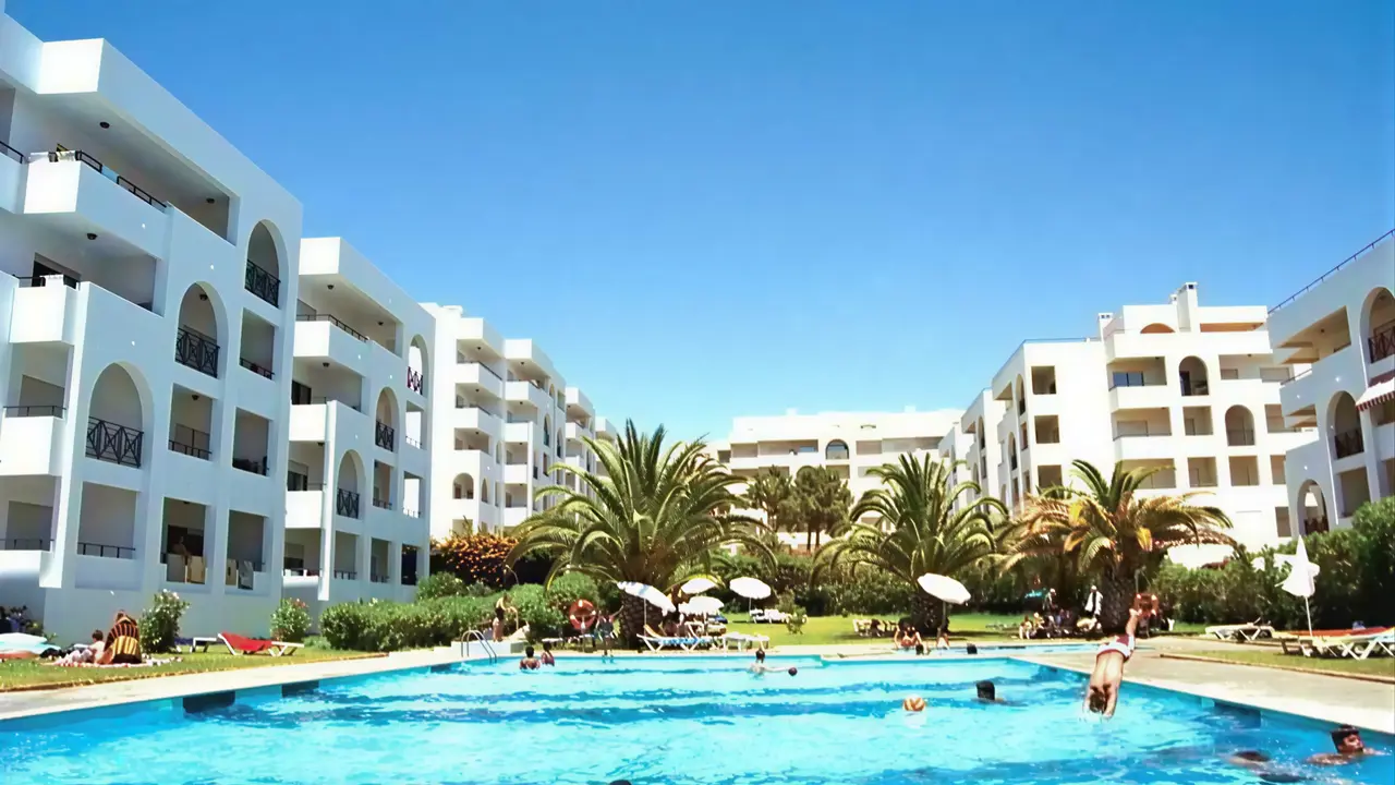 Basen z gośćmi w hotelu Ukino Terrace Algarve