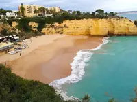 Plaża przy hotelu Ukino Terrace Algarve z widokiem na klify