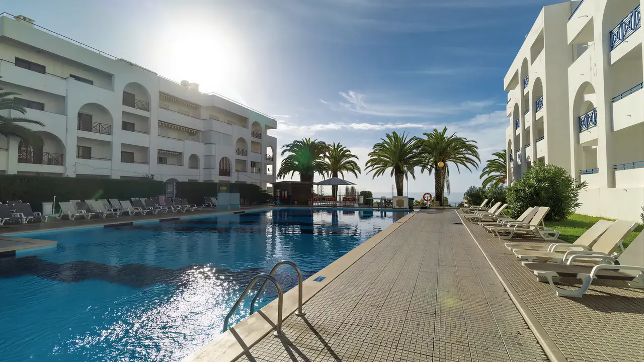Basen i leżaki w hotelu Ukino Terrace Algarve