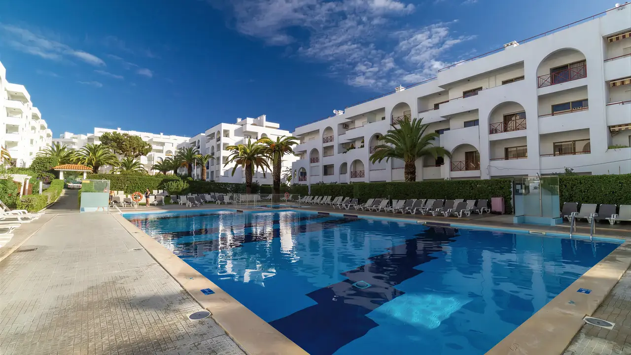 Basen zewnętrzny z leżakami w Ukino Terrace Algarve