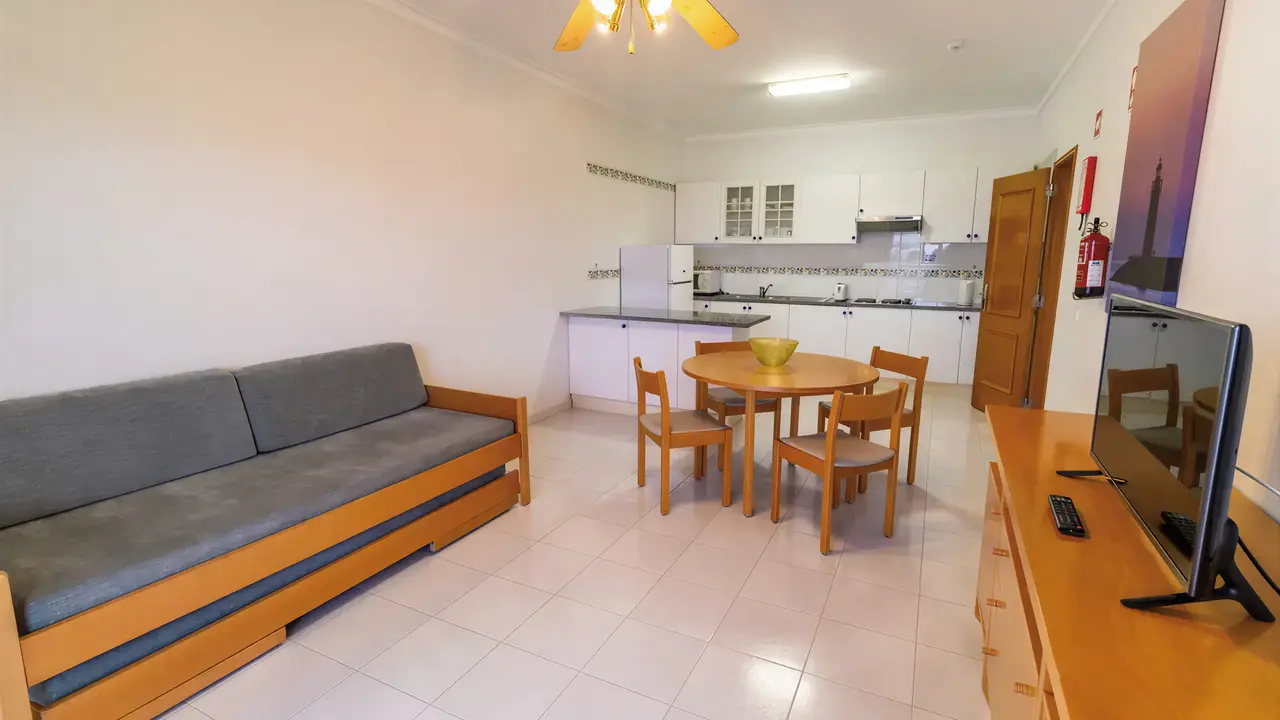 Wnętrze apartamentu z aneksem kuchennym w Ukino Terrace Algarve