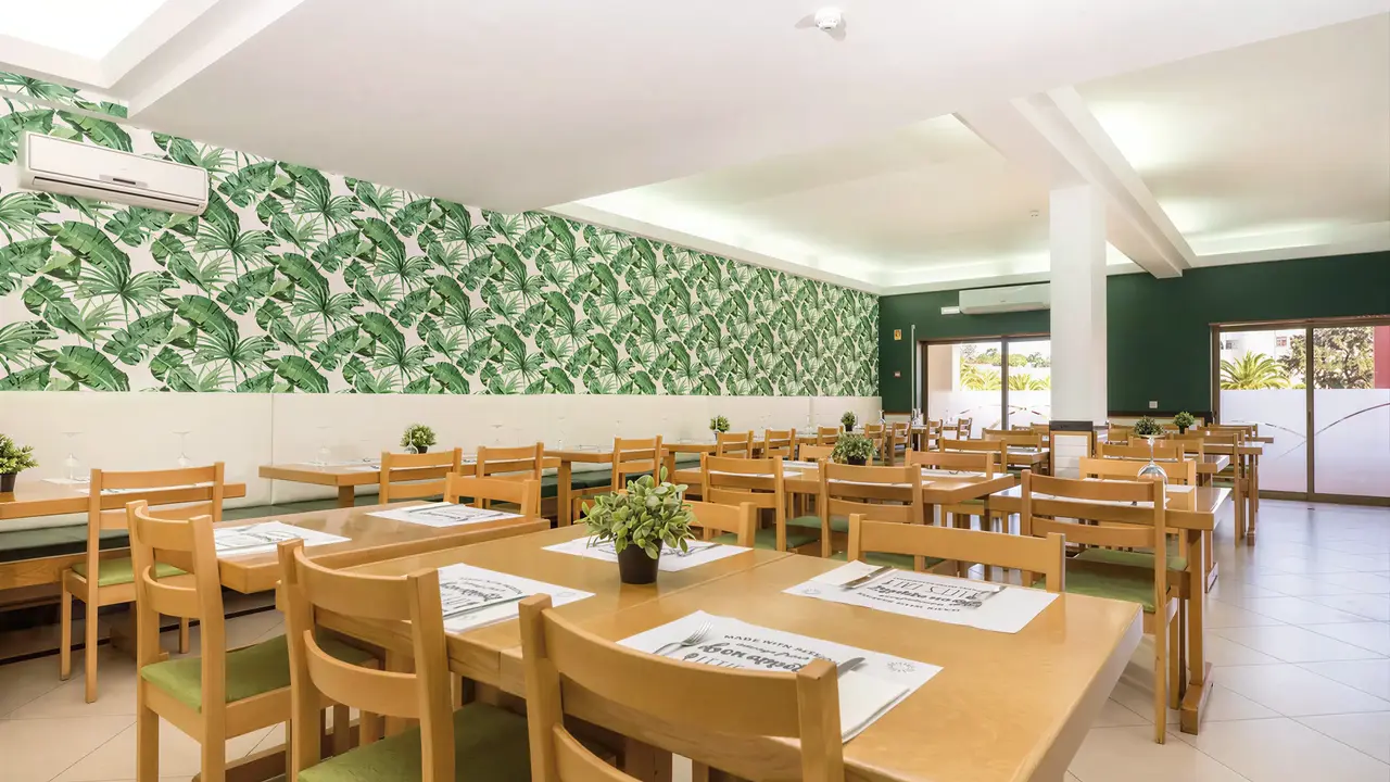 Jadalnia w hotelu Ukino Terrace Algarve z drewnianymi stołami