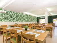 Jadalnia w hotelu Ukino Terrace Algarve z drewnianymi stołami