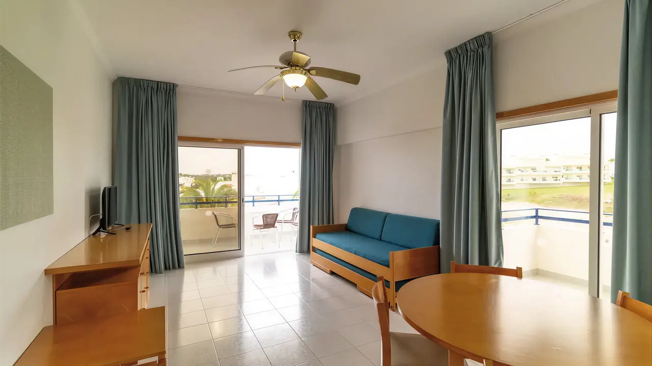 Wnętrze pokoju z salonem w Ukino Terrace Algarve
