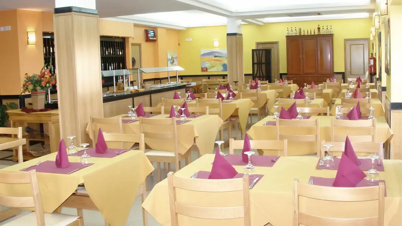 Restauracja w Ukino Terrace Algarve z nakrytymi stołami
