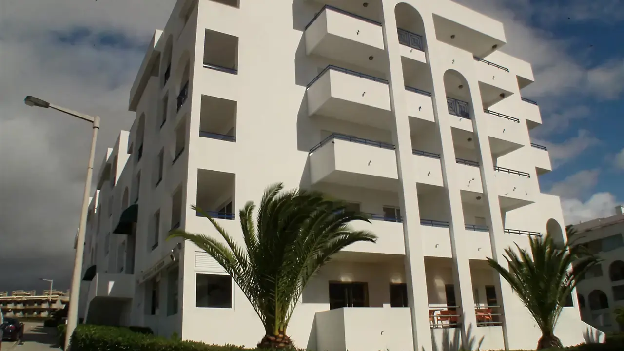 Biała fasada budynku Ukino Terrace Algarve