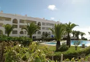Budynek i basen w kompleksie Ukino Terrace Algarve