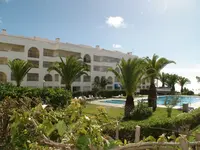 Budynek i basen w kompleksie Ukino Terrace Algarve