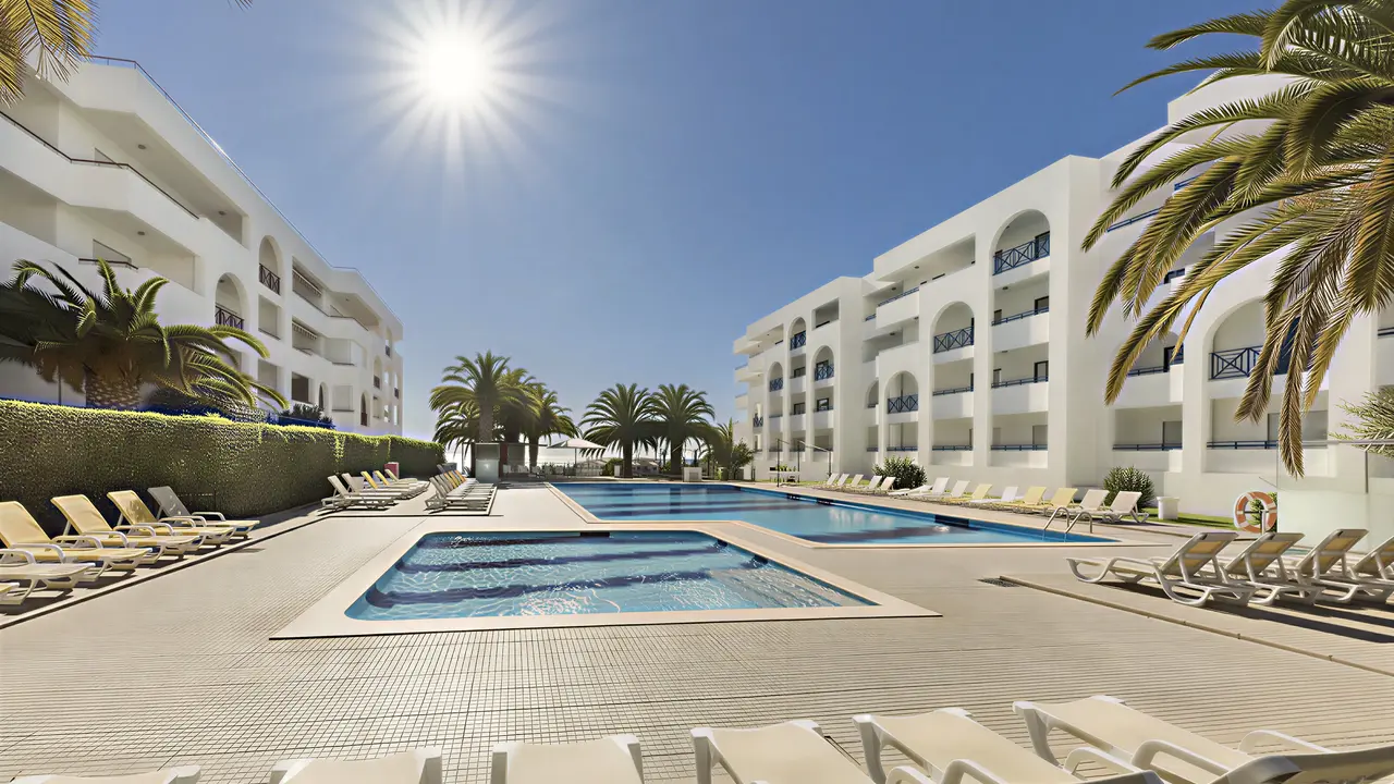 Baseny i leżaki w hotelu Ukino Terrace Algarve