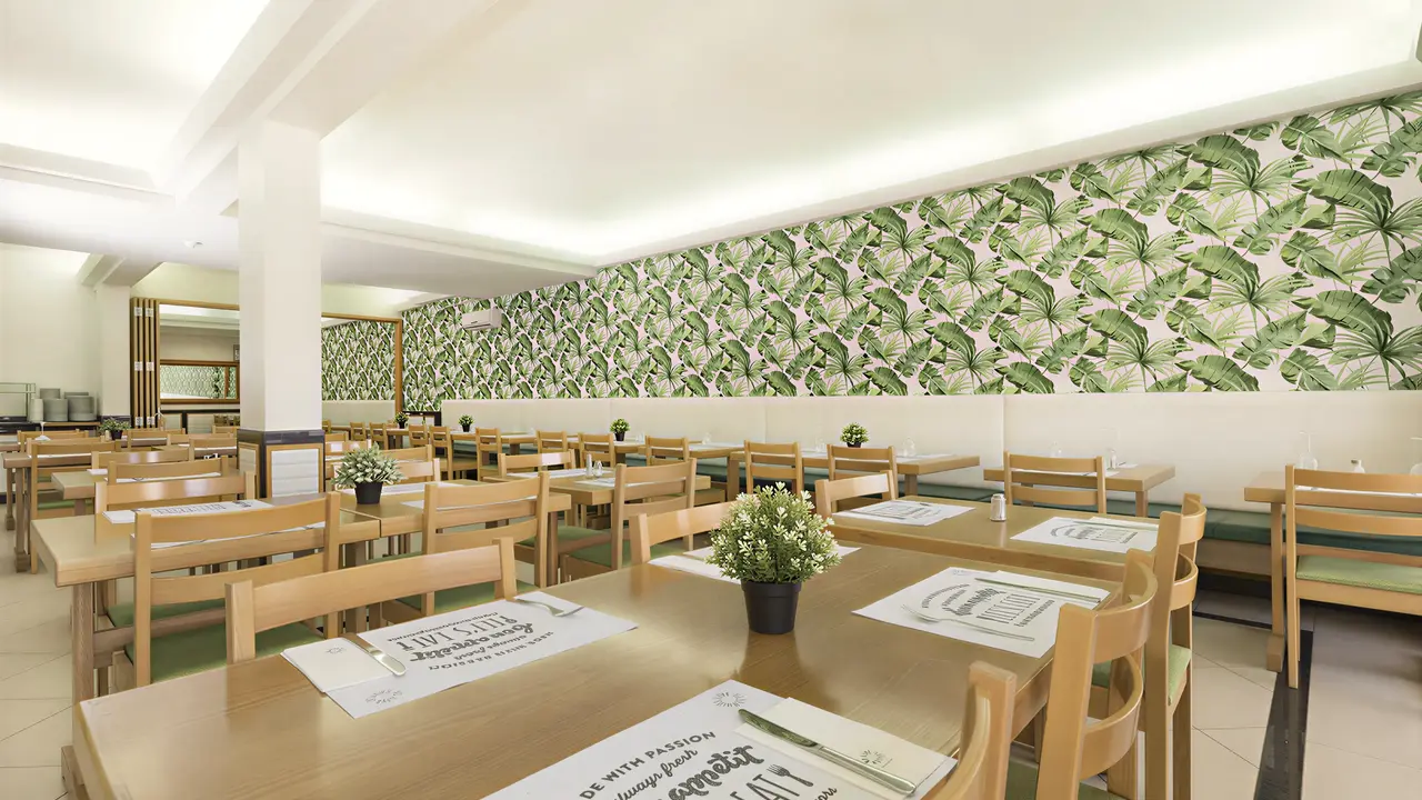 Jadalnia z drewnianymi stołami w Ukino Terrace Algarve
