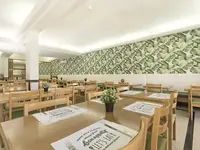 Jadalnia z drewnianymi stołami w Ukino Terrace Algarve