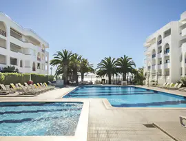 Baseny i leżaki w hotelu Ukino Terrace Algarve