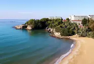 Widok na budynki Utopia Beach Club oraz pobliską plażę