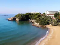 Widok na budynki Utopia Beach Club oraz pobliską plażę