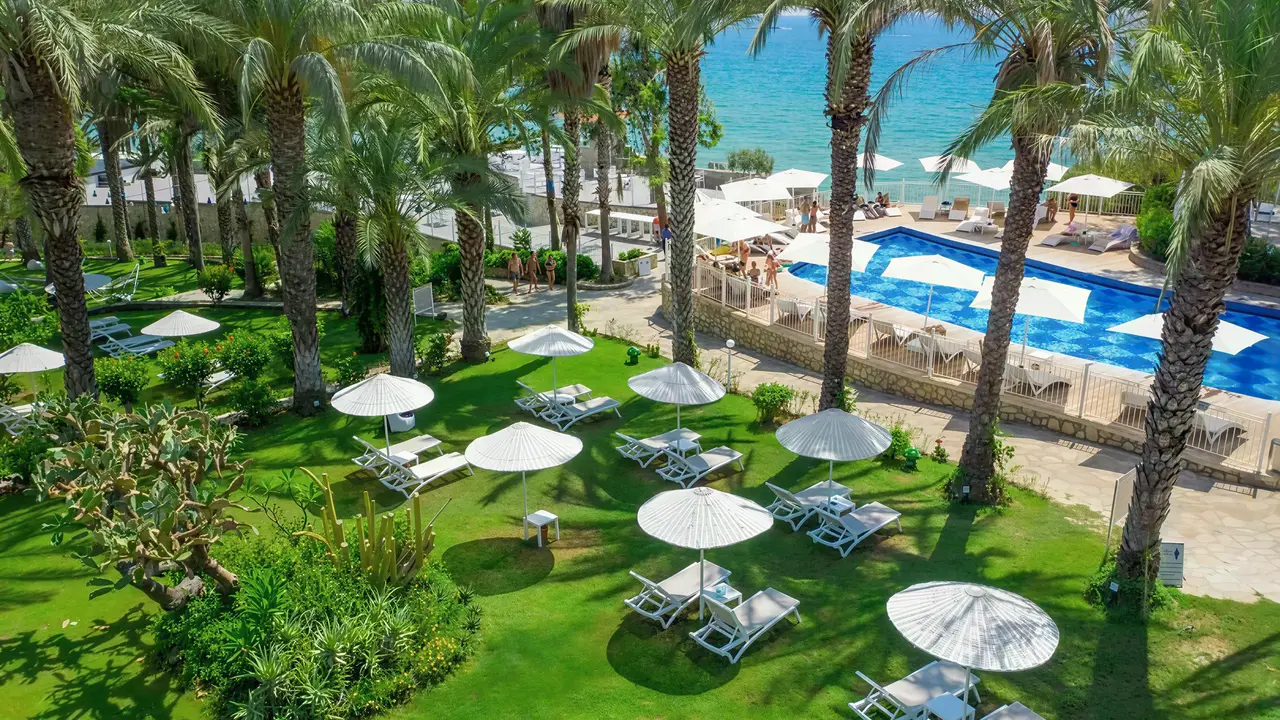 Widok na basen i ogrody Utopia Beach Club