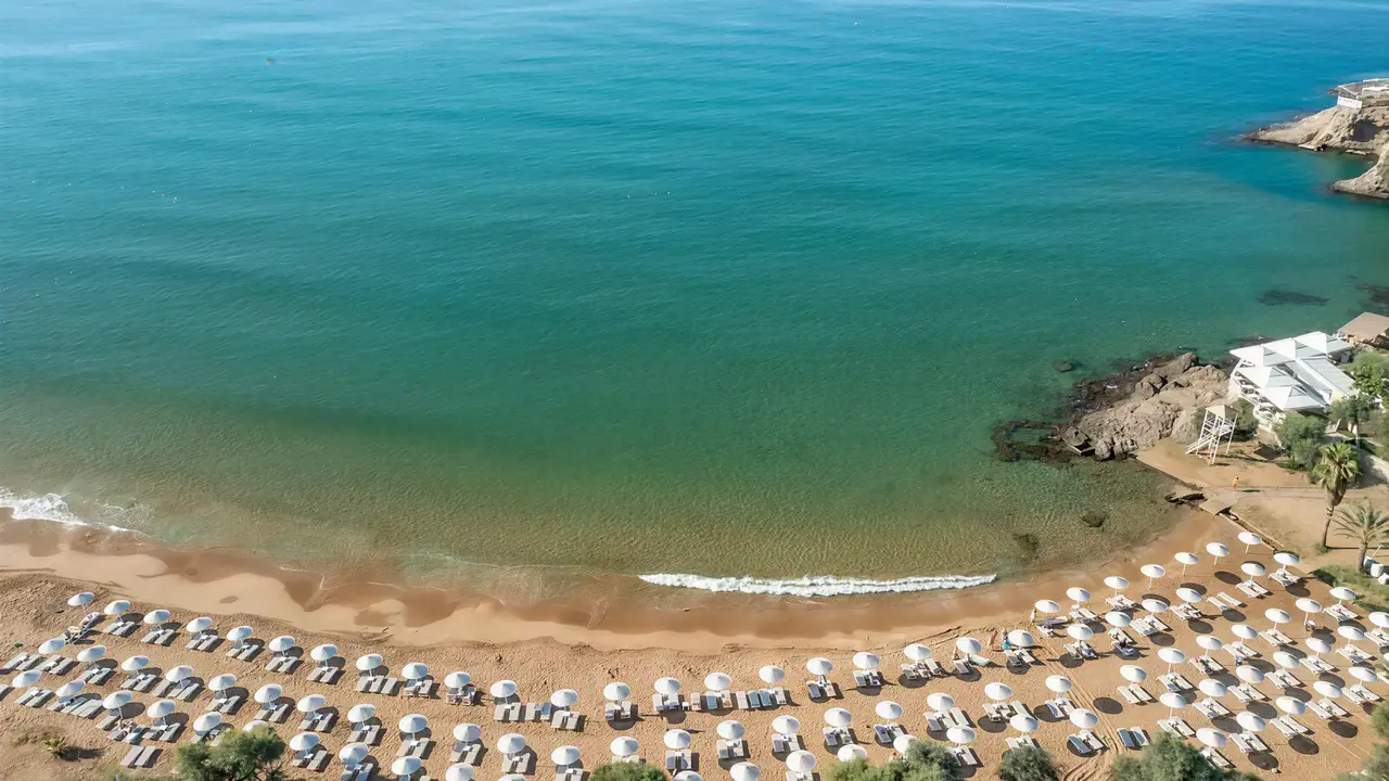 Plaża z leżakami w Utopia Beach Club