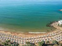 Plaża z leżakami w Utopia Beach Club