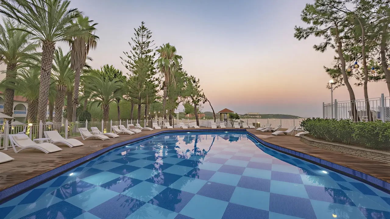 Basen z leżakami w Utopia Beach Club