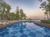 Basen z leżakami w Utopia Beach Club