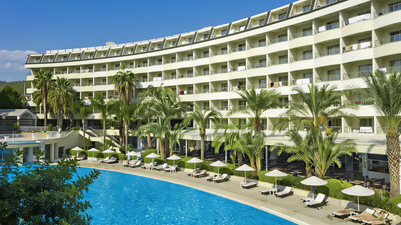 Widok na budynek i basen w Utopia Beach Club