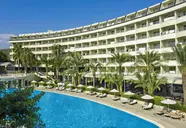 Widok na budynek i basen w Utopia Beach Club