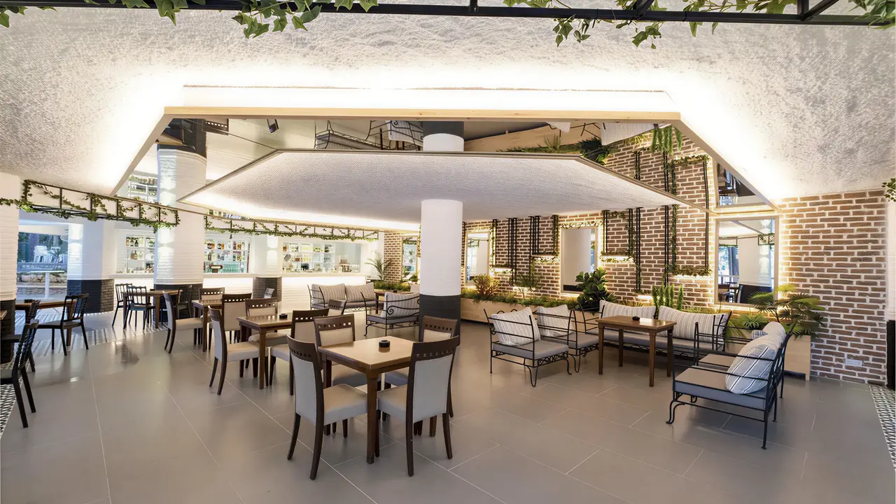 Wnętrze wspólnej strefy wypoczynku w Utopia Beach Club