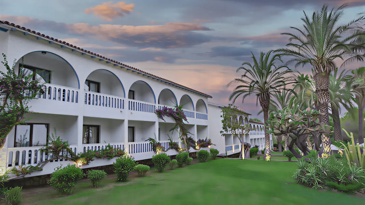 Elewacja budynku i trawnik w Utopia Beach Club