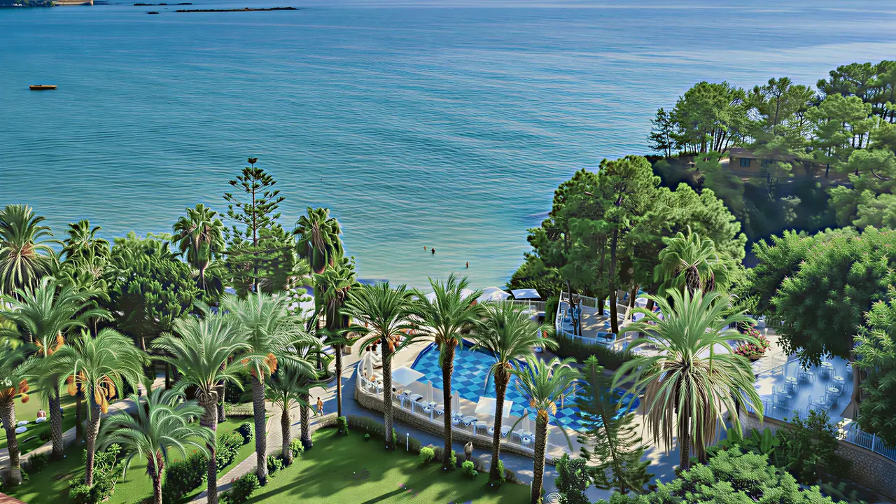Widok na kompleks Utopia Beach Club z basenem i morzem